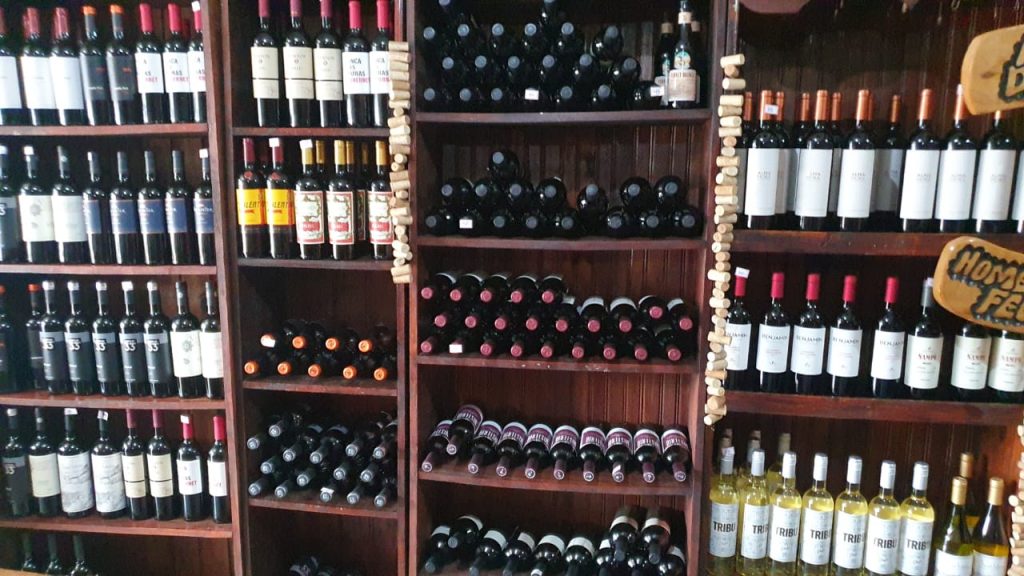 Receita Federal, em conjunto com o BPFron de Foz, realiza a apreensão de bebidas alcoólicas importadas no Porto Meira 1 apreencao 1