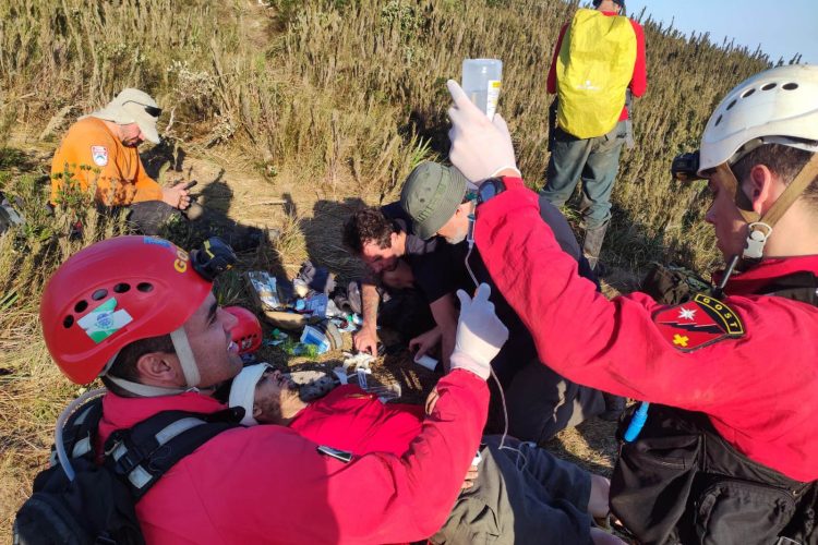 Grande mobilização salva homem perdido por 6 dias no Pico Paraná 3 socorristas 3