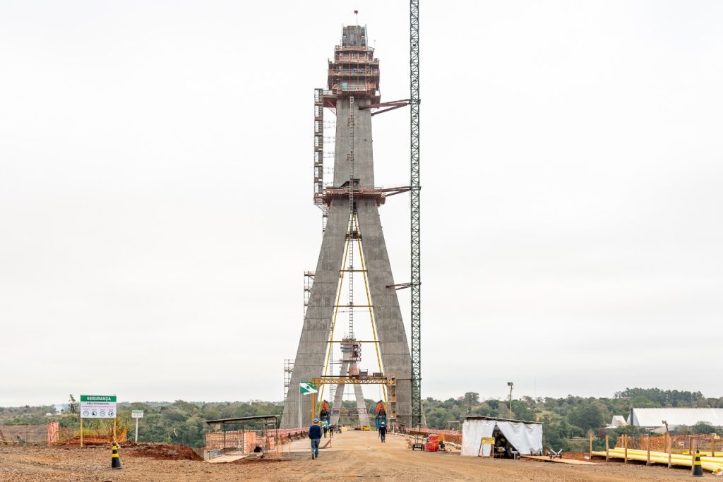 Com 190 metros de altura, torre brasileira da Ponte da Integração está concluída. Obras atingem 71,5% 1 ponte da integracao 1