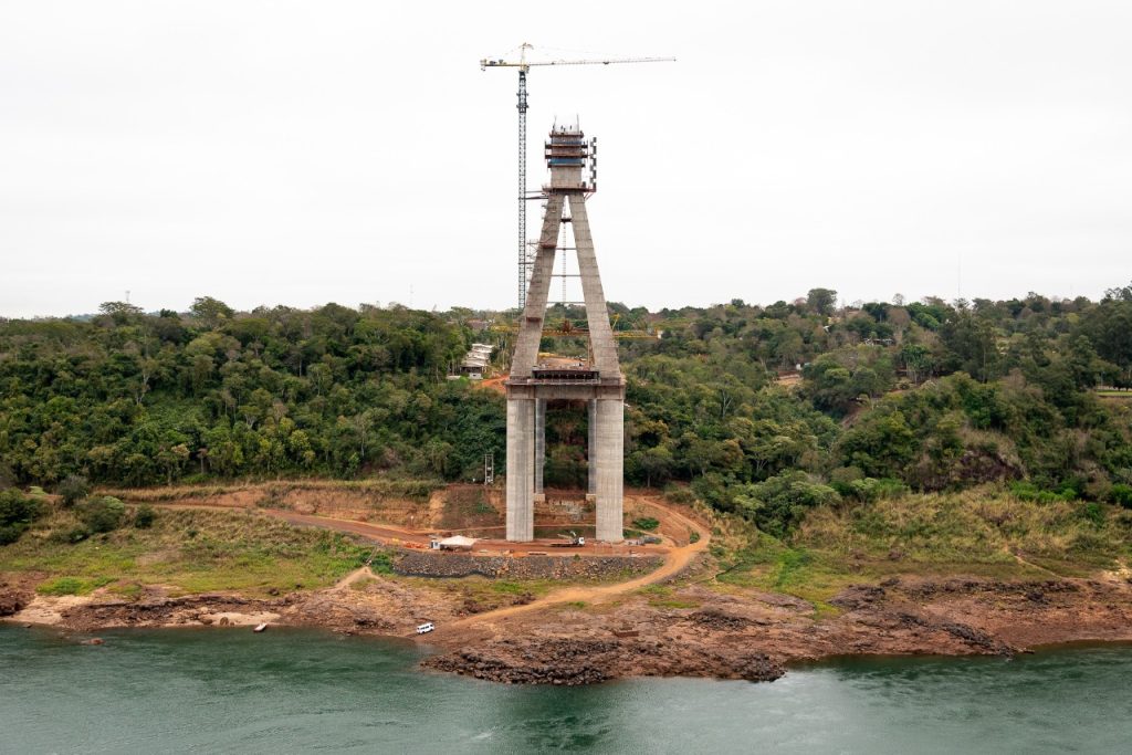 Com 190 metros de altura, torre brasileira da Ponte da Integração está concluída. Obras atingem 71,5% 2 ponte da integracao