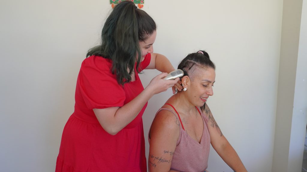 Uma história de amizade: colegas de trabalho raspam cabeça em solidariedade à amiga que luta contra o câncer em Foz 1 DSC05165