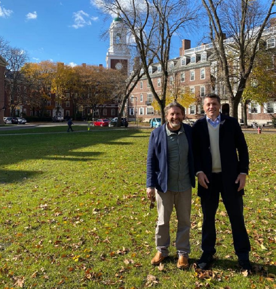 Diretor Professor Sam Magee e o Pro reitor Dr. Fabio Prado em Harvard 1 1