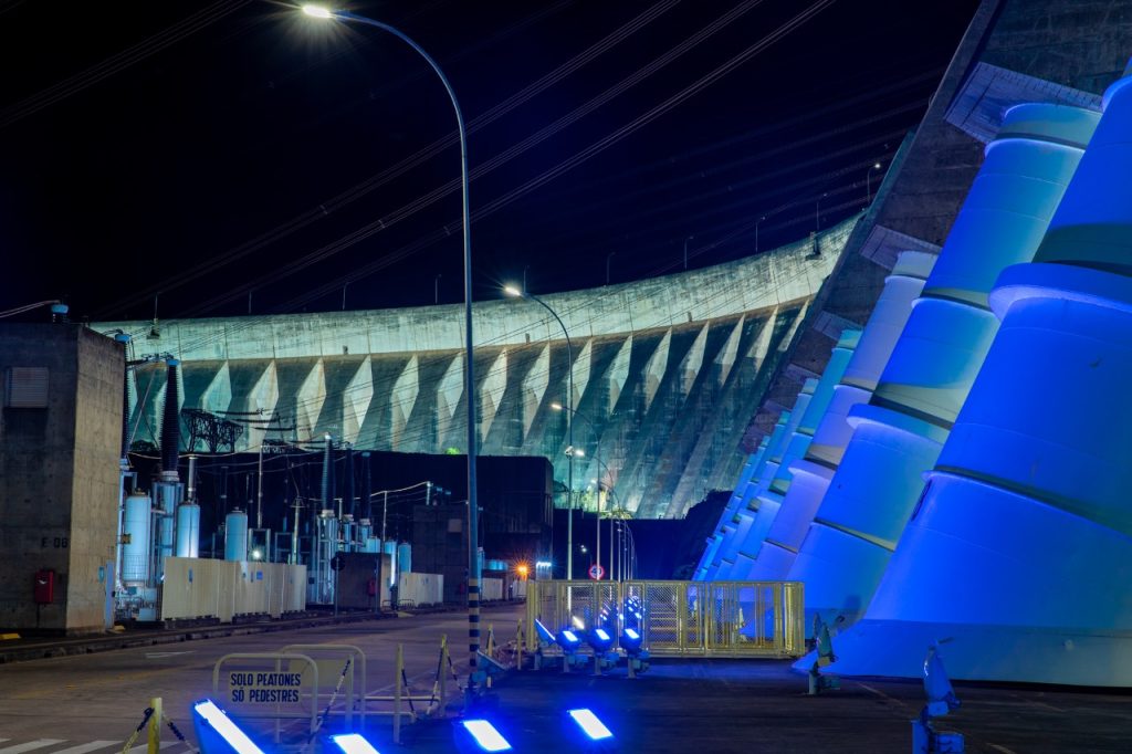 Barragem de Itaipu muda de cor para participar do Novembro Azul 1 barragem 1