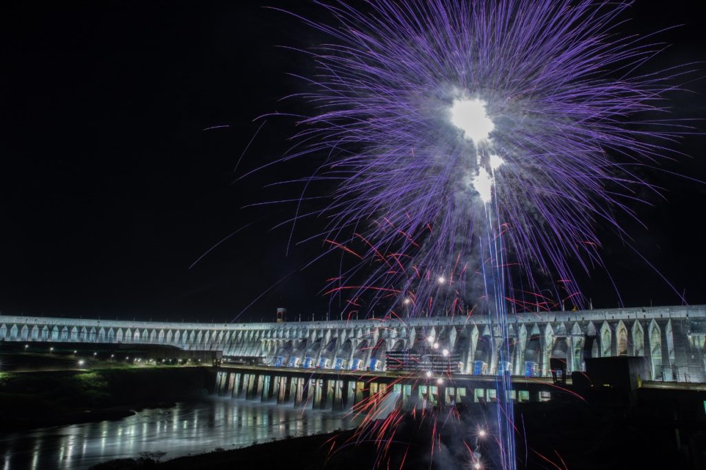 Barragem de Itaipu muda de cor para participar do Novembro Azul 2 itaipu barragem 2