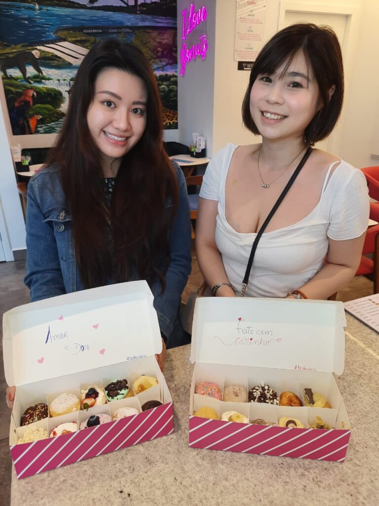 A Dóffee Donuts traz para Foz a receita exclusiva do ícone da cultura gastronômica americana 2 Doffee Foto 3 – Wenaly conheceu a Doffee em Curitiba e ficou feliz quando soube da franquia em Foz. Ela trouxe a amiga Gina para experimentar os donuts.