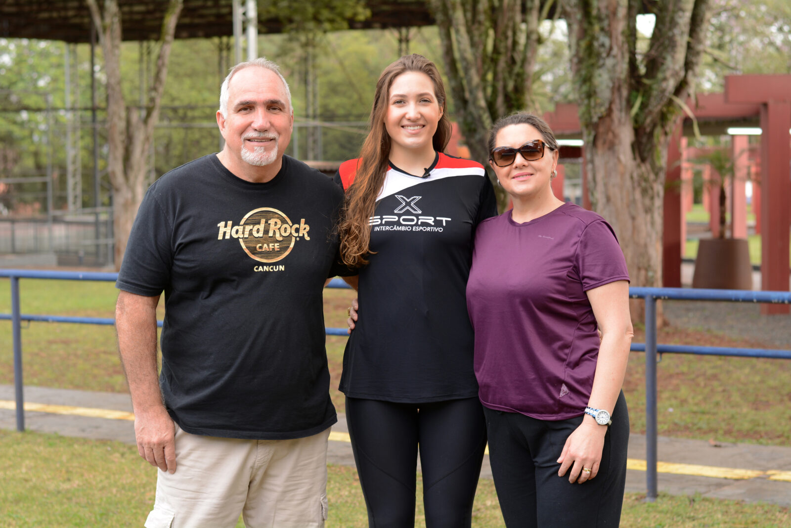 Maria Eduarda e os pais no Colegio Anglo Americano