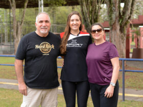 Maria Eduarda e os pais no Colegio Anglo Americano