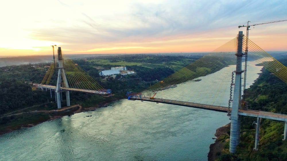 Faltam pouco mais de 50 metros para a união do vão central da Ponte da Integração 2 itaipu 432