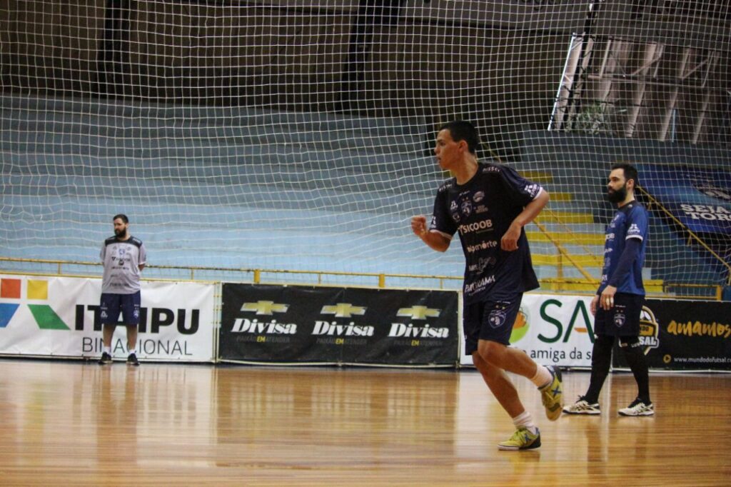 Fael Sherer é integrado aos treinos da equipe adulta do Foz Cataratas 1 fael