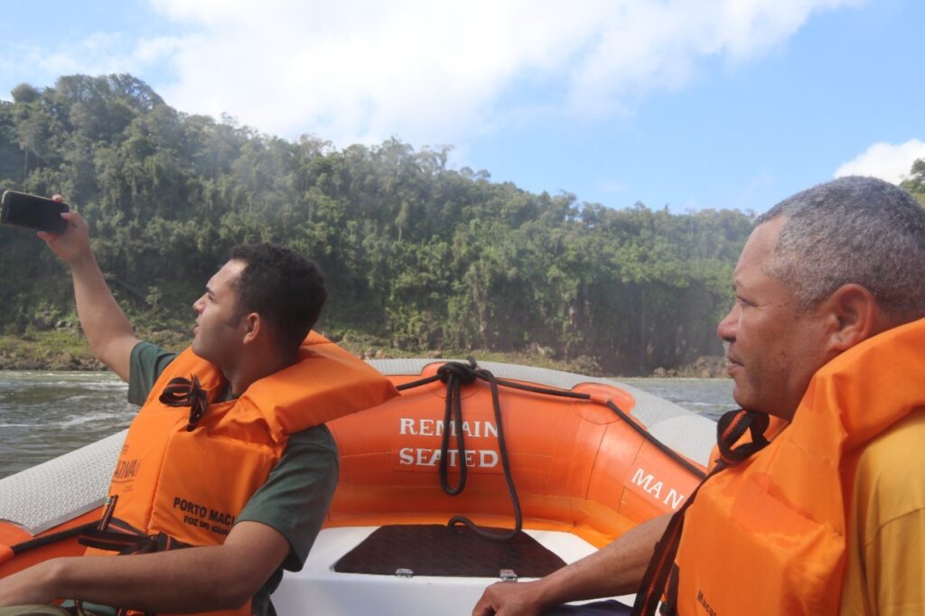 Macuco Safari homenageia pai piloto que leva milhares de turistas para o batismo nas Cataratas 3 macuco homenagem 1