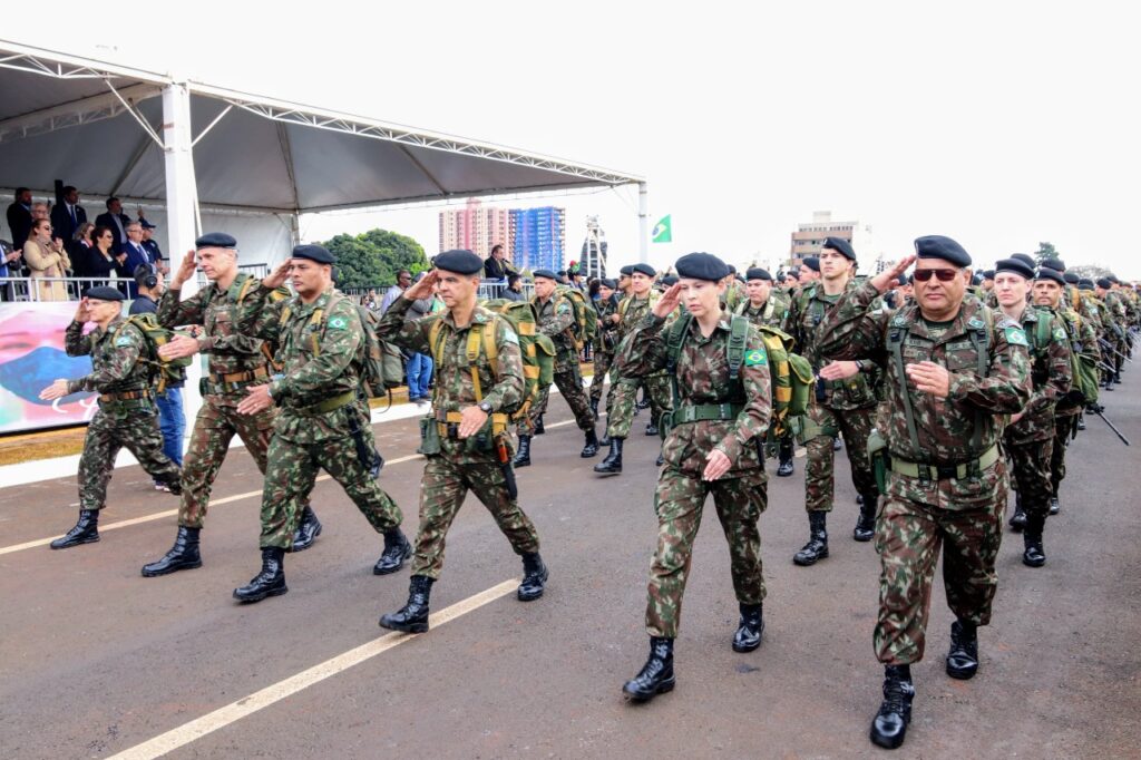 Cerca de 20 mil pessoas prestigiam o desfile de 7 de Setembro em Foz do Iguaçu 3 65pu 1