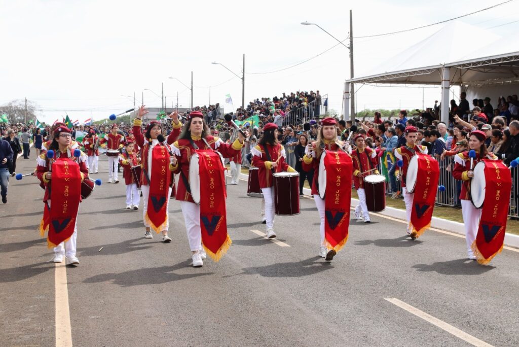 Cerca de 20 mil pessoas prestigiam o desfile de 7 de Setembro em Foz do Iguaçu 1 colegios 52