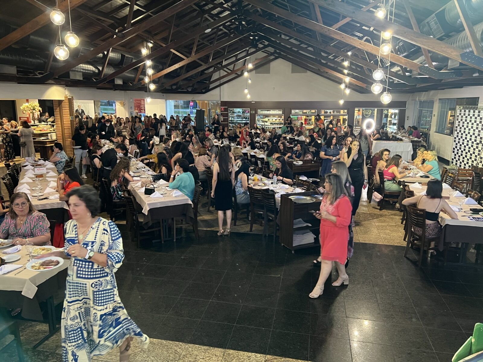 Cerca de mil profissionais da educacao municipal lotaram a Rafain Churrascaria Show. Foto Izabelle Ferrari