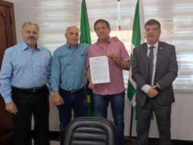 Dirigentes do Codefoz Carlos Silva Fernando Castro Alves e almirante Luiz Vieira durante reuniao com o prefeito Chico Brasileiro Foto Divulgacao