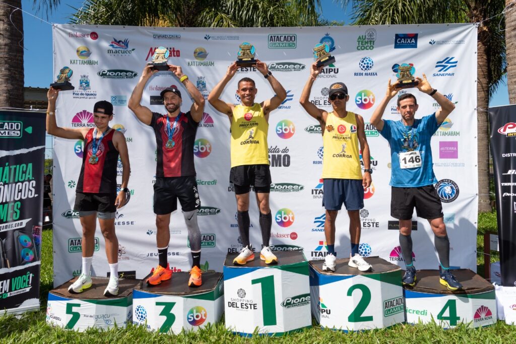 Atletas de Foz vencem nas duas categorias principais da Corrida do Turismo 4 atletas 42