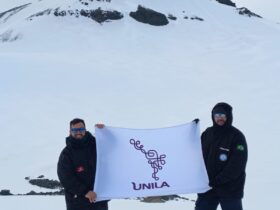 Professor Michel Passarini e egresso da UNILA na Antartica