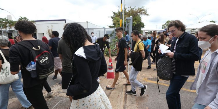Educadores de Foz aprovam greve contra a privatização de escolas estaduais