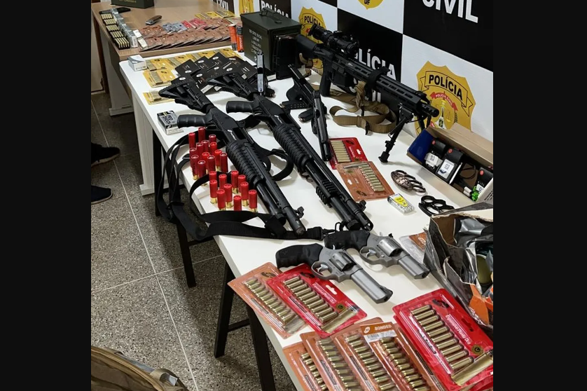 Polícia apreendeu arsenal com armas e munições com o suspeito de deixar um artefato explosivo perto do aeroporto de Brasília — Foto: Divulgação/Polícia Civil
