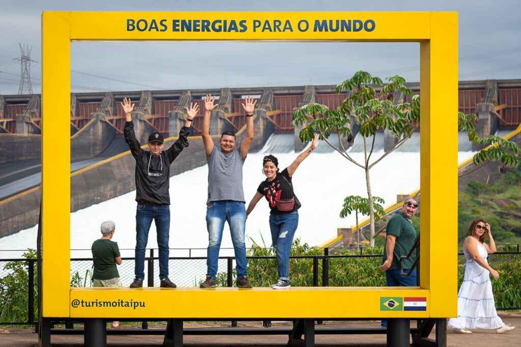 Abertura de vertedouro leva mais de duas mil pessoas para Itaipu, na manhã deste sábado 3 tirstas vertedouro2 9