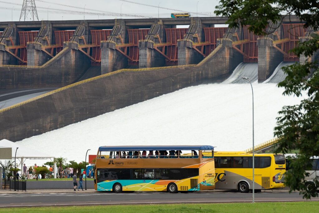 Abertura de vertedouro leva mais de duas mil pessoas para Itaipu, na manhã deste sábado 4 vertedouro 27578 1