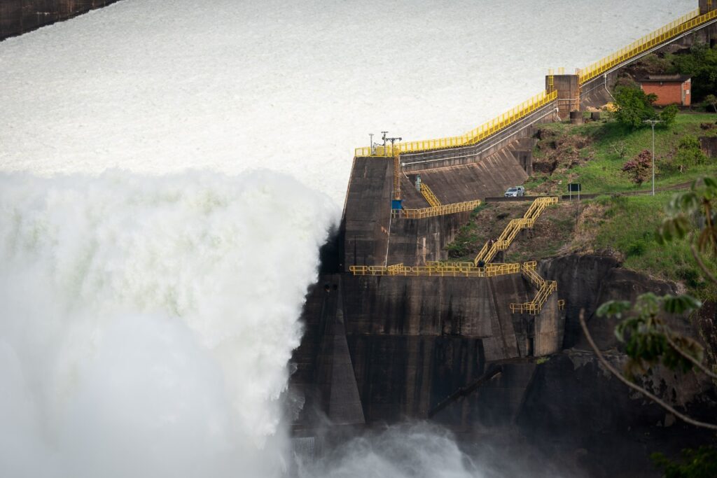 Abertura de vertedouro leva mais de duas mil pessoas para Itaipu, na manhã deste sábado 5 vertedouro42 056