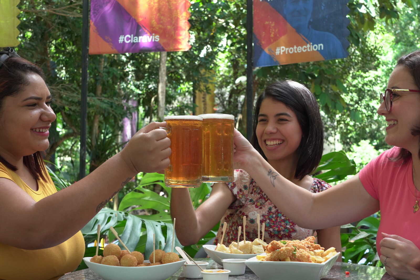 Mulheres comendo aperitivos no Restaurante Sabores da Floresta