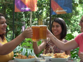 Mulheres comendo aperitivos no Restaurante Sabores da Floresta