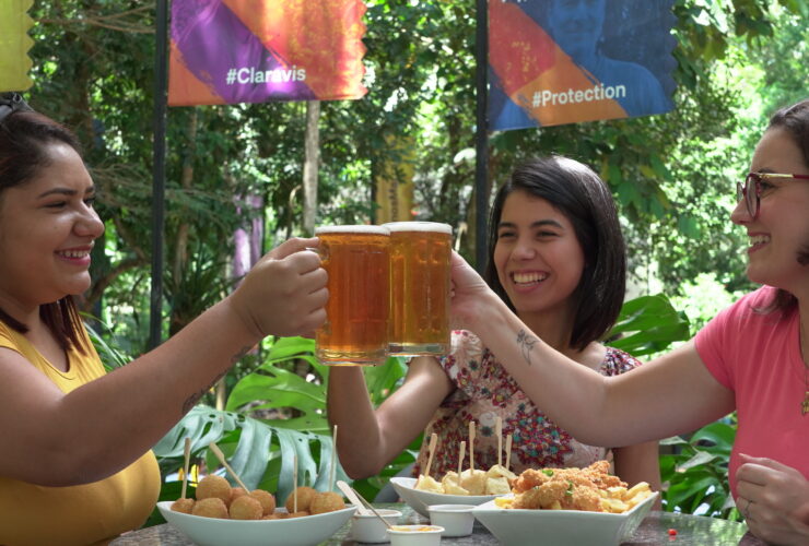 Mulheres comendo aperitivos no Restaurante Sabores da Floresta