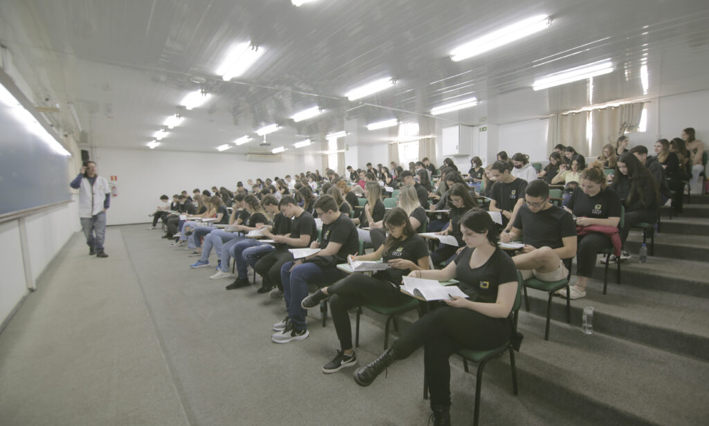 Simulado de bolsas: terceirão e extensivo medicina CAESP – descontos podem chegar a 100 % 1 X3A9754