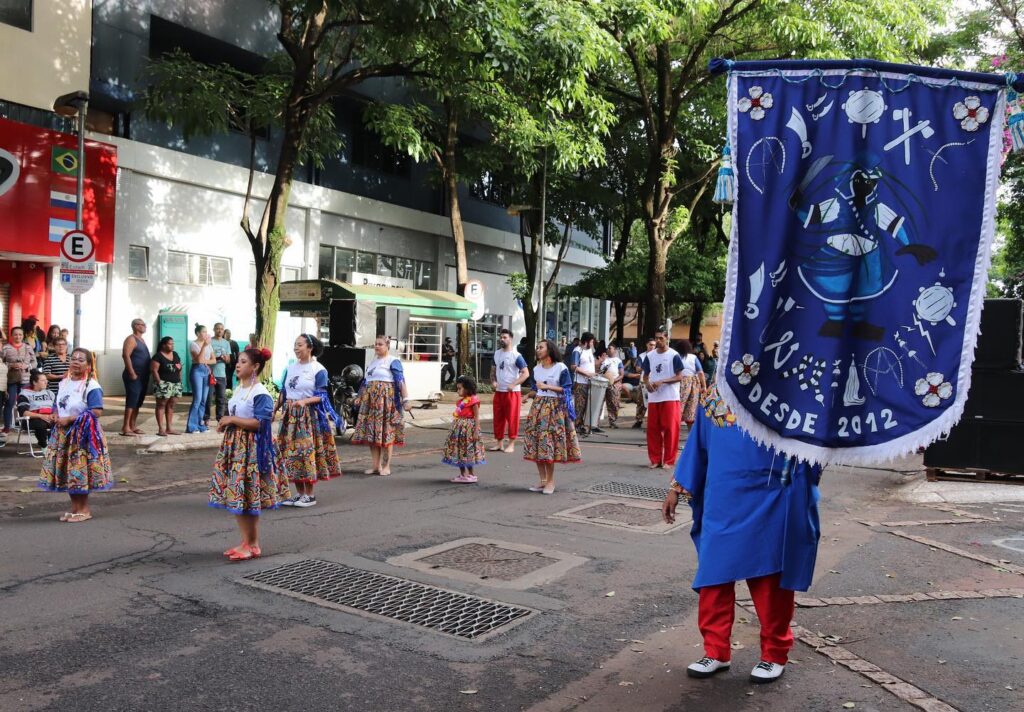Blocos do Coletivo Popular levaram cultura para a Avenida Brasil em Foz 3 blocos 320 1