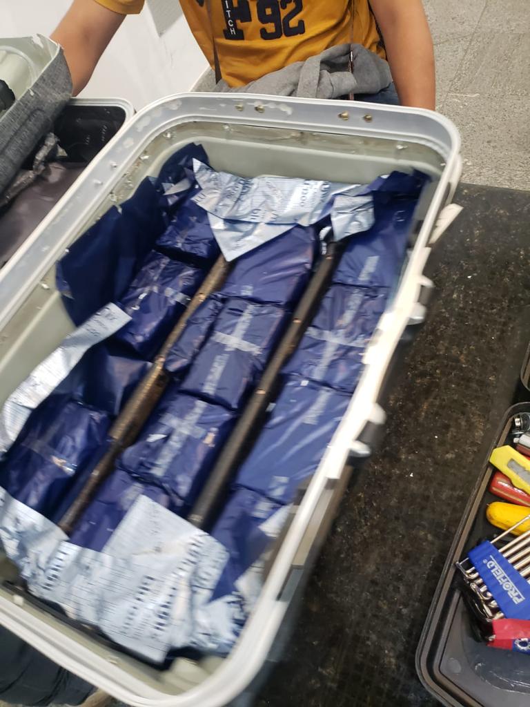 PF aprende passageiro com cocaína em fundo falso no Aeroporto Internacional de Foz 1 cocaina em mala 1