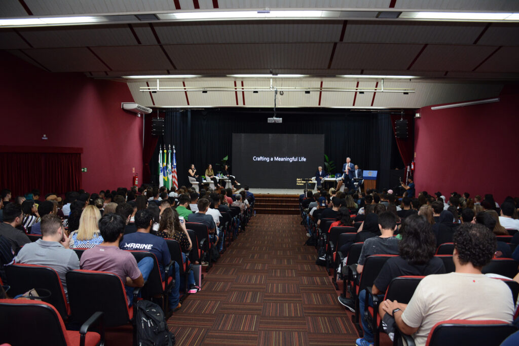 Doutor Robert Carr recebe título Doutor Honoris Causa da UDC 3 7 1