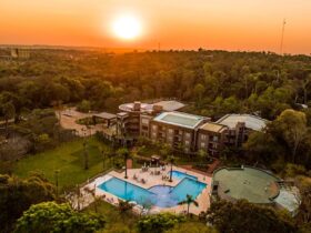 O centro de eventos Yryapu esta ao lado doFalls Iguazu Hotel Spa ao meio da mata nativa