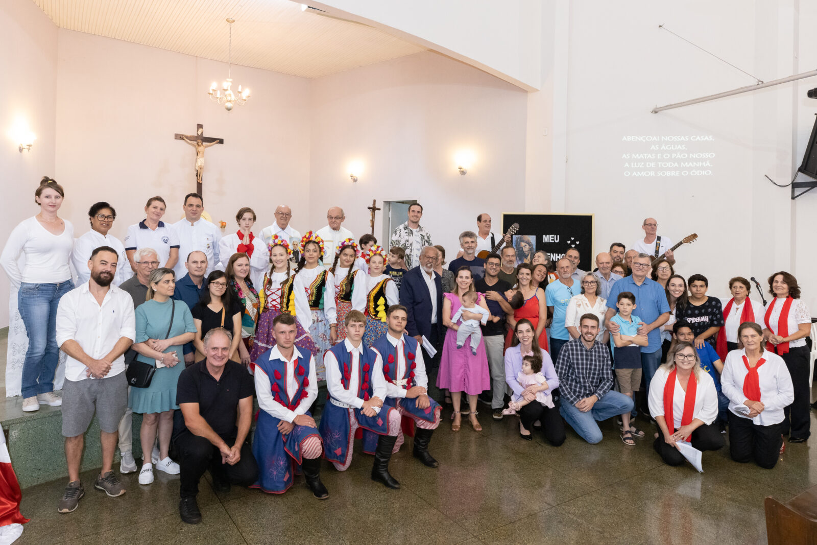 Participantes da missa em memoria ao naturalista polones Tadeusz Chrostowski. Foto Kiko Sierich