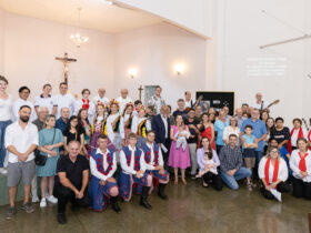 Participantes da missa em memoria ao naturalista polones Tadeusz Chrostowski. Foto Kiko Sierich