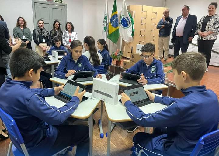 Deputado Hussein Bakri entrega mais de 1,9 mil tablets a colégios da região de Foz 2 wqq