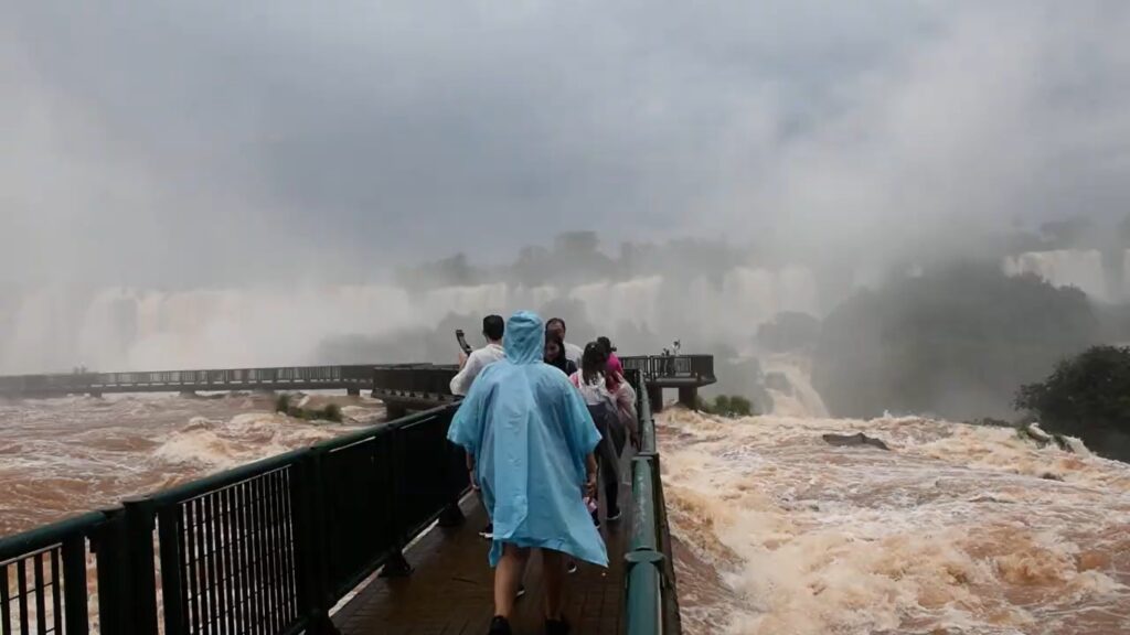 Vazão d’água das Cataratas do Iguaçu continua bem acima da média 1 turistaws304