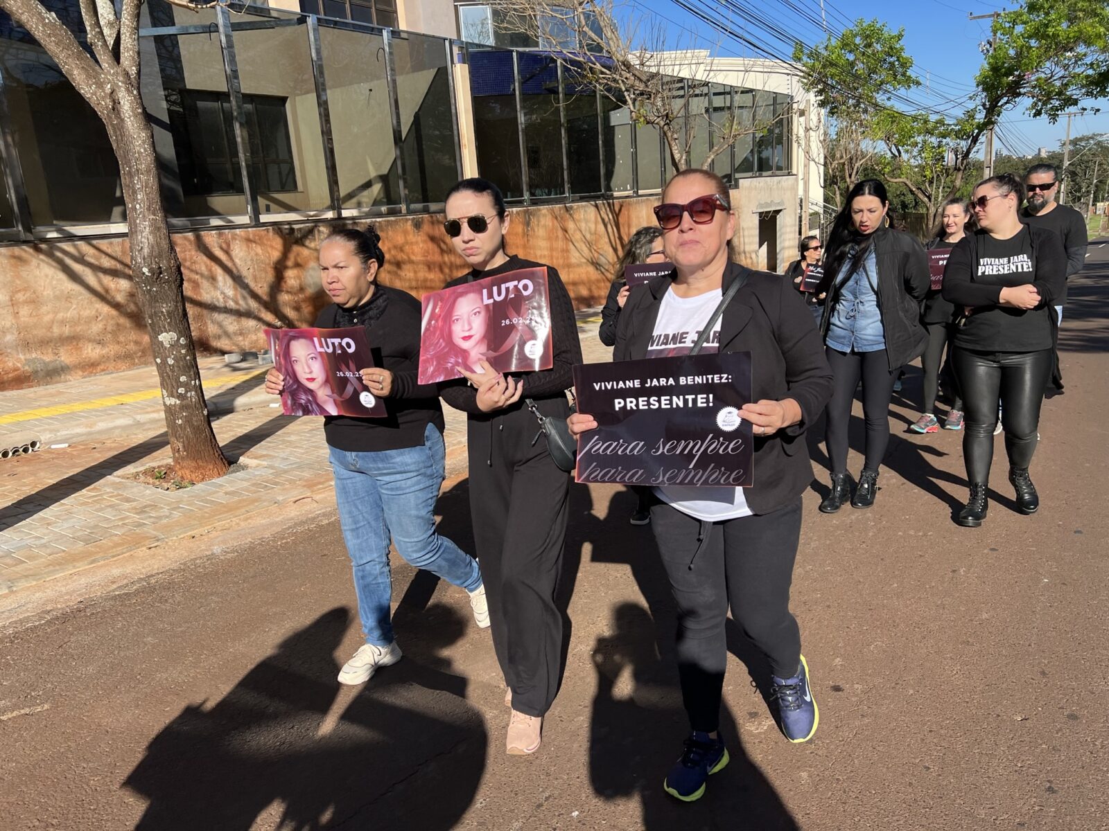 Familiares amigos e colegas de trabalho participaram de passeata de 2 km pedindo justica. Foto Assessoria