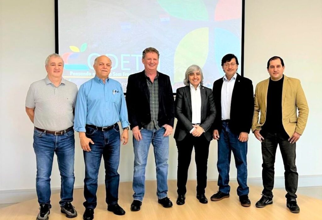 Conselho de desenvolvimento das Três Fronteiras em Foz do Iguaçu elege nova diretoria 2 Roni Temp recebe a presidencia de Linda Taiyen ao centro ladeados pelos presidentes dos quatro conselhos da regiao foto Divulgacao