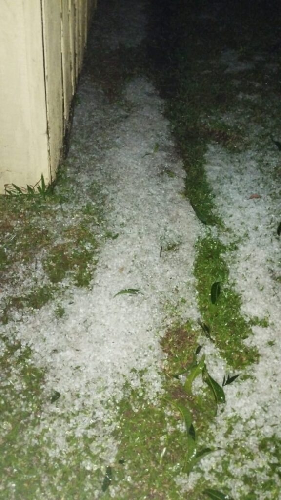 Tempo severo desde a madrugada atinge o município de Santo Antonio do Sudoeste 1 granizo