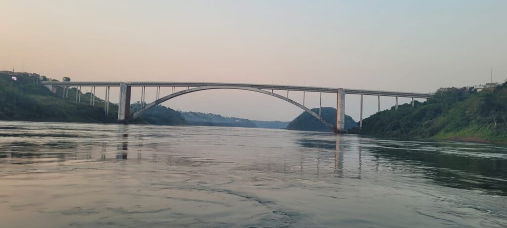 Tradicional City Tour de Foz agora inclui passeios pelas águas dos rios Paraná e Iguaçu 8 ponte da amizade 2