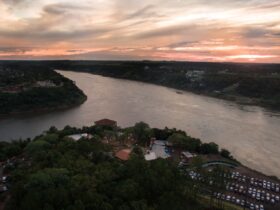 Imagem aerea do encontro entre 2 rios e 3 paises Foto Marcos Labanca Marco das 3 Fronteiras Brasil