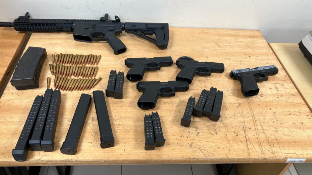 RF em abordagem de rotina na Ponte da Amizade apreende 4 pistolas Glock, 5 carregadores, carabina 556 e munições 1 armas