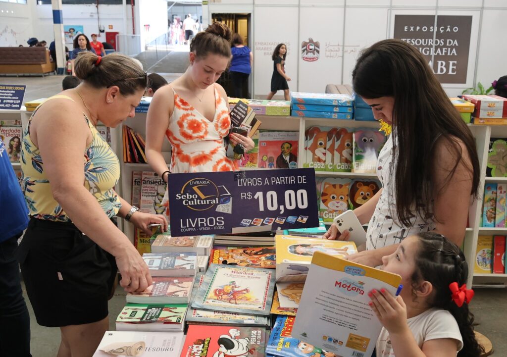 Jornalista e escritor Eduardo Bueno é atração da Feira do Livro de Foz nesta segunda (23) 1 livrosw2322