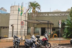Confira como ficou a Câmara de Foz com as mudanças de partidos dos vereadores
