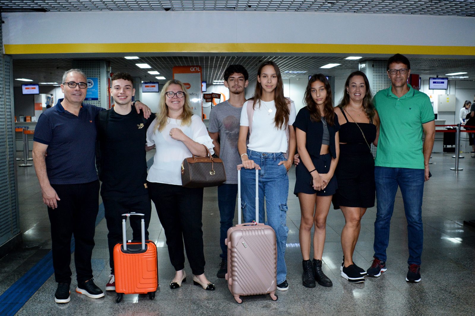 familias foram se despedir dos jovens 1