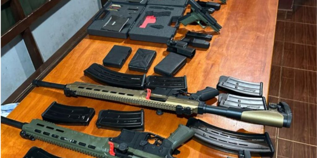 Arsenal com espingardas e pistolas é apreendido com grupo criminoso, no Paraguai