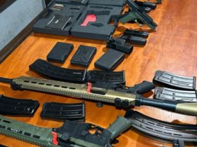 Arsenal com espingardas e pistolas é apreendido com grupo criminoso, no Paraguai