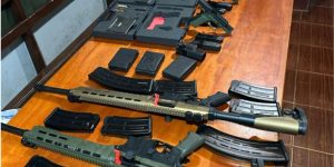 Arsenal com espingardas e pistolas é apreendido com grupo criminoso, no Paraguai