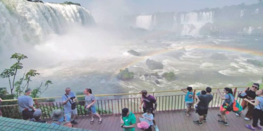 Projeções para Cataratas e Aeroporto indicam movimento alto de turistas em Foz no feriado 2 Projeções para Cataratas e Aeroporto indicam movimento alto de turistas em Foz no feriado